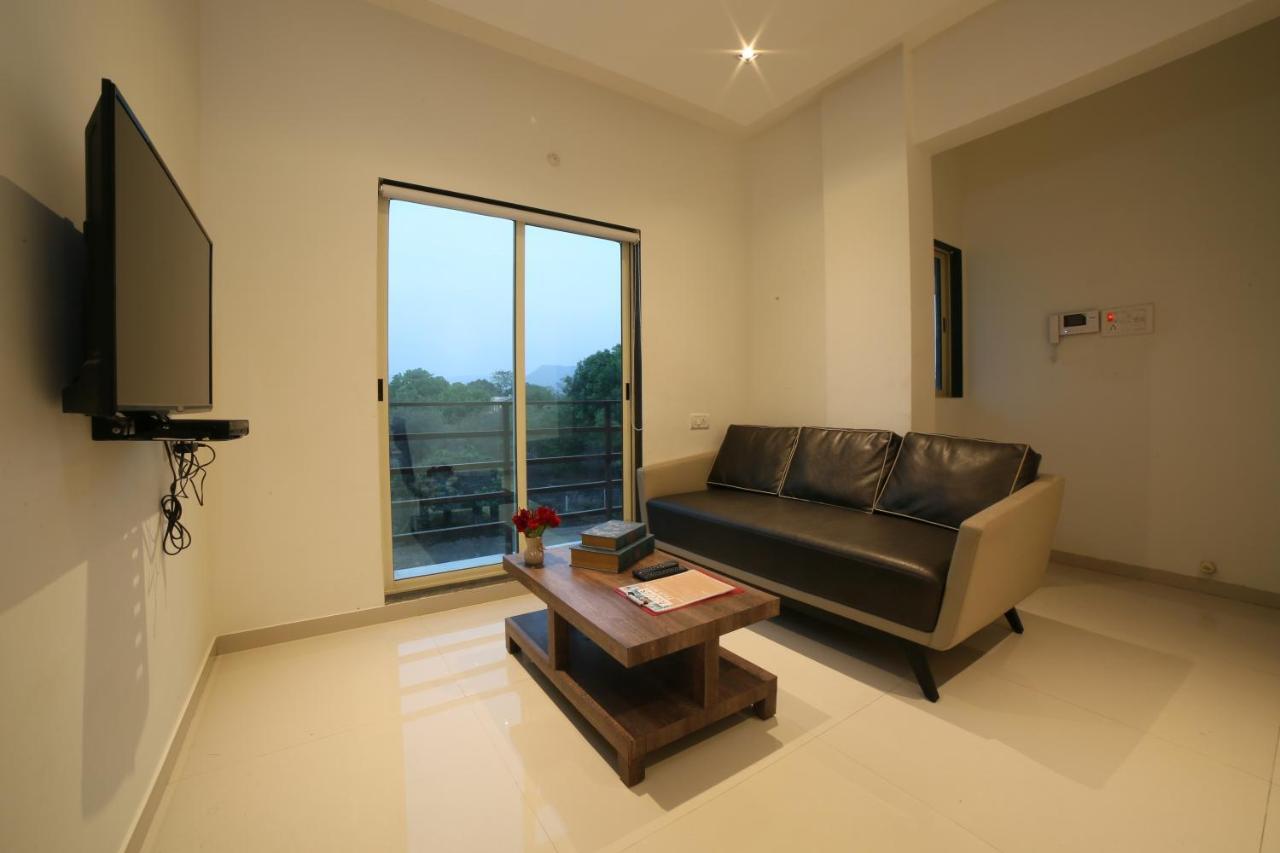 Acons Palm Beach Alibag Bagian luar foto